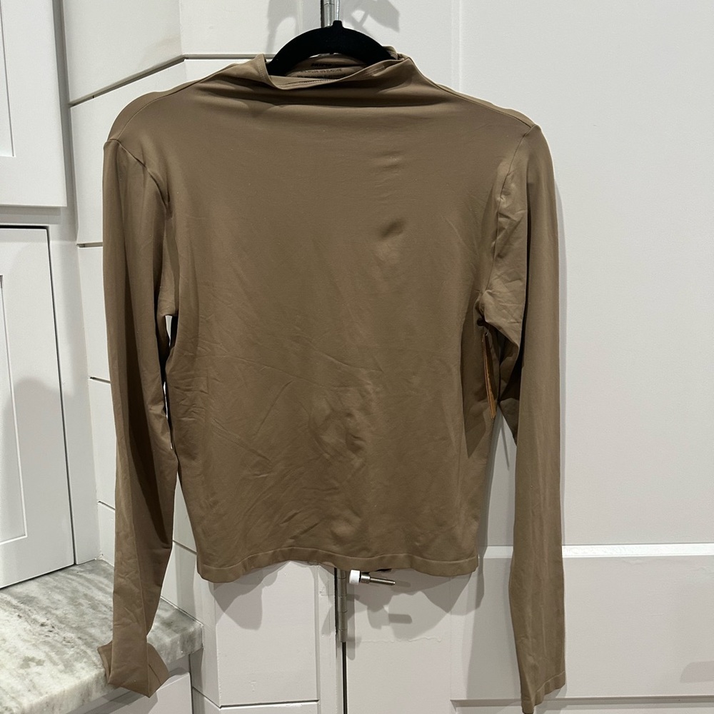 (2436) NWT SKIMS Long Sleeve Cropped Turtleneck in DESERT Sz 2X - Picture 2 of 4
